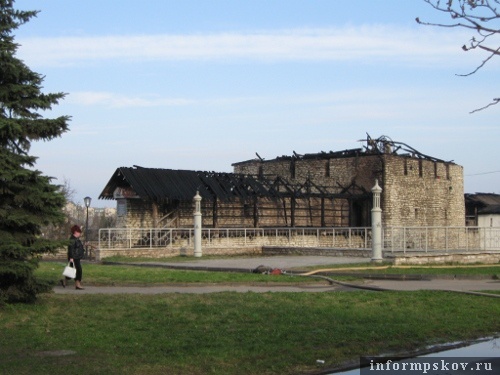 Власьевская башня Псковского кремля после пожара